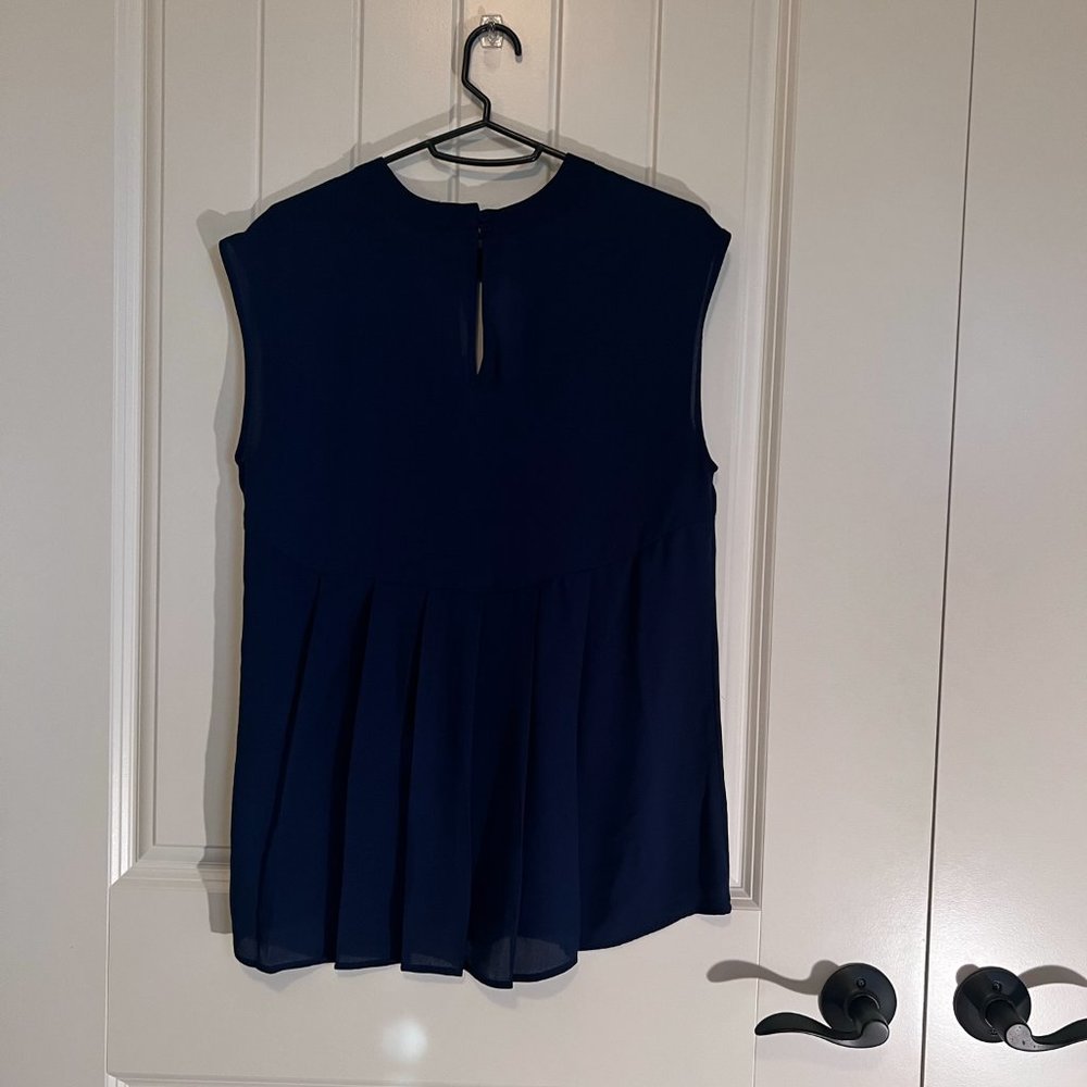 DR2 Blue Keyhole Shell with Pleated Back - Picture 7 of 10